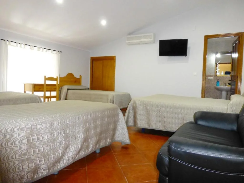 Familienzimmer (5 Erwachsene) — Hostal San Miguel