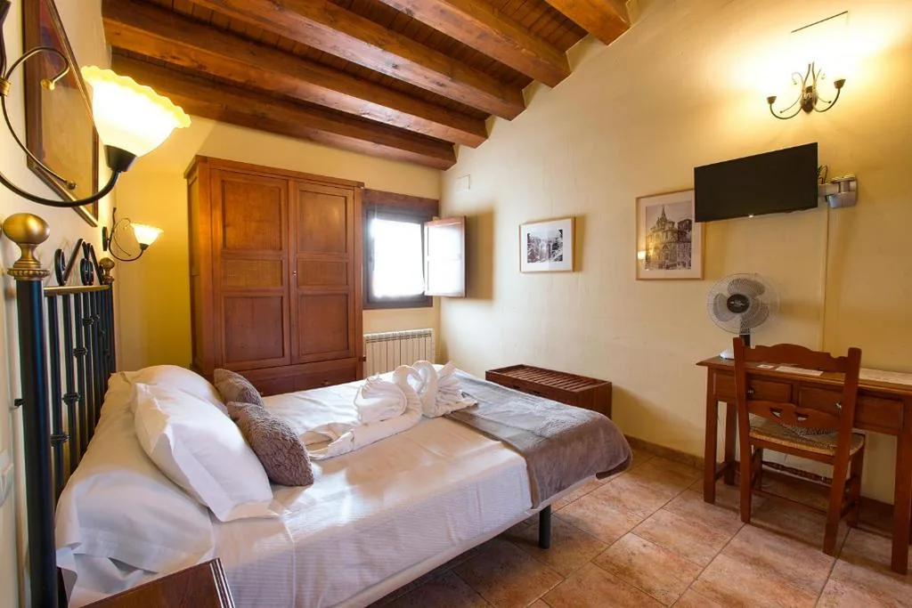 Habitación con cama grande — Hostal San Pedro