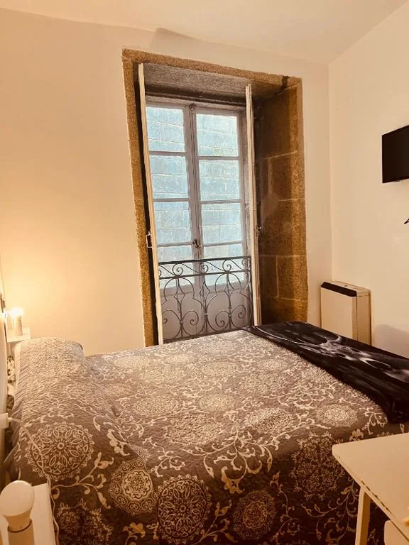Chambre double avec salle de bains privative — Hostal San Pelayo