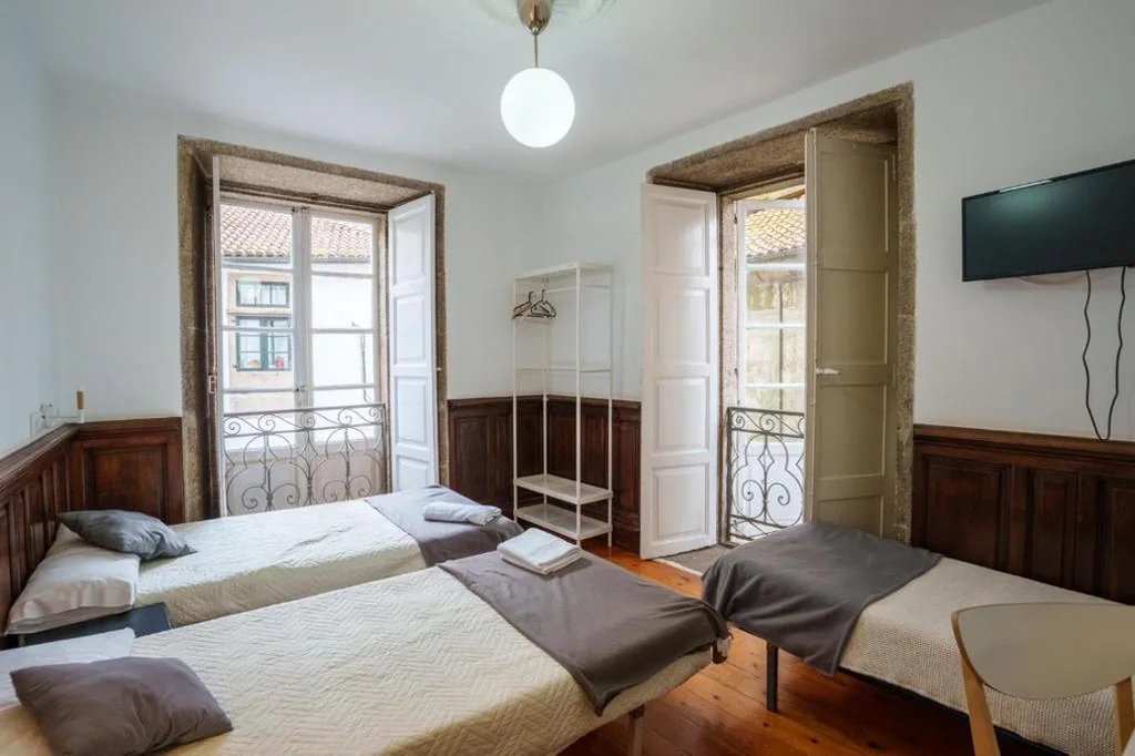 Chambre triple avec salle de bains commune — Hostal San Pelayo