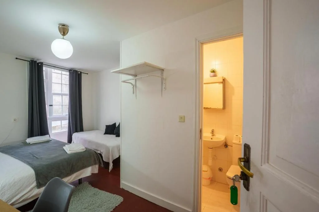 Chambre triple avec salle de bains privative — Hostal San Pelayo