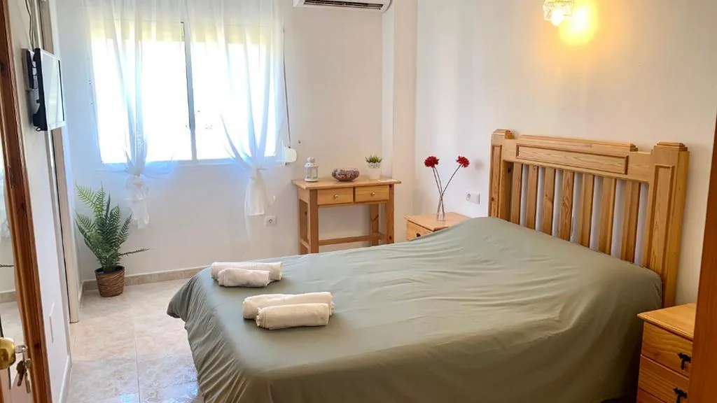 Habitación Doble con vistas a la montaña — Hostal Sango Sierra de las Nieves