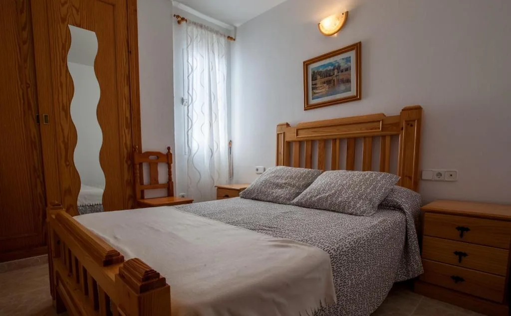 Habitación Doble Estándar con baño compartido — Hostal Sango Sierra de las Nieves