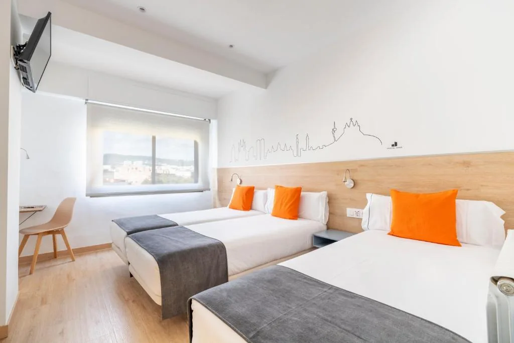 Camera matrimoniale con letto aggiuntivo — Hostal Sans