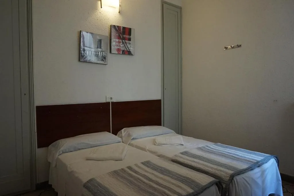 Habitación Doble con baño compartido - 2 camas — Hostal Sant Carlo