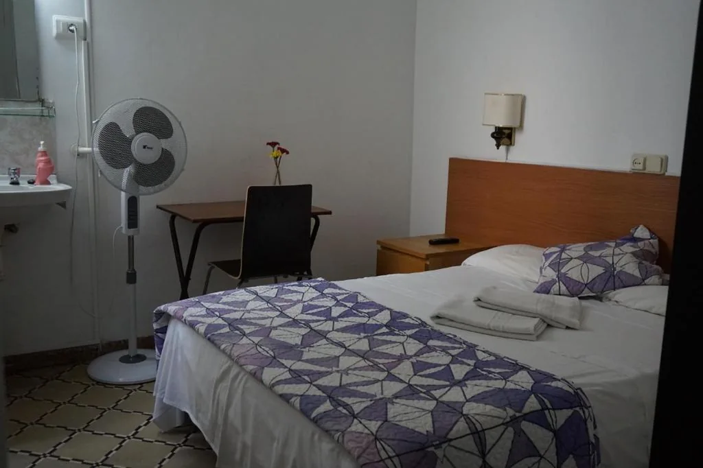 Habitación Doble con baño compartido — Hostal Sant Carlo