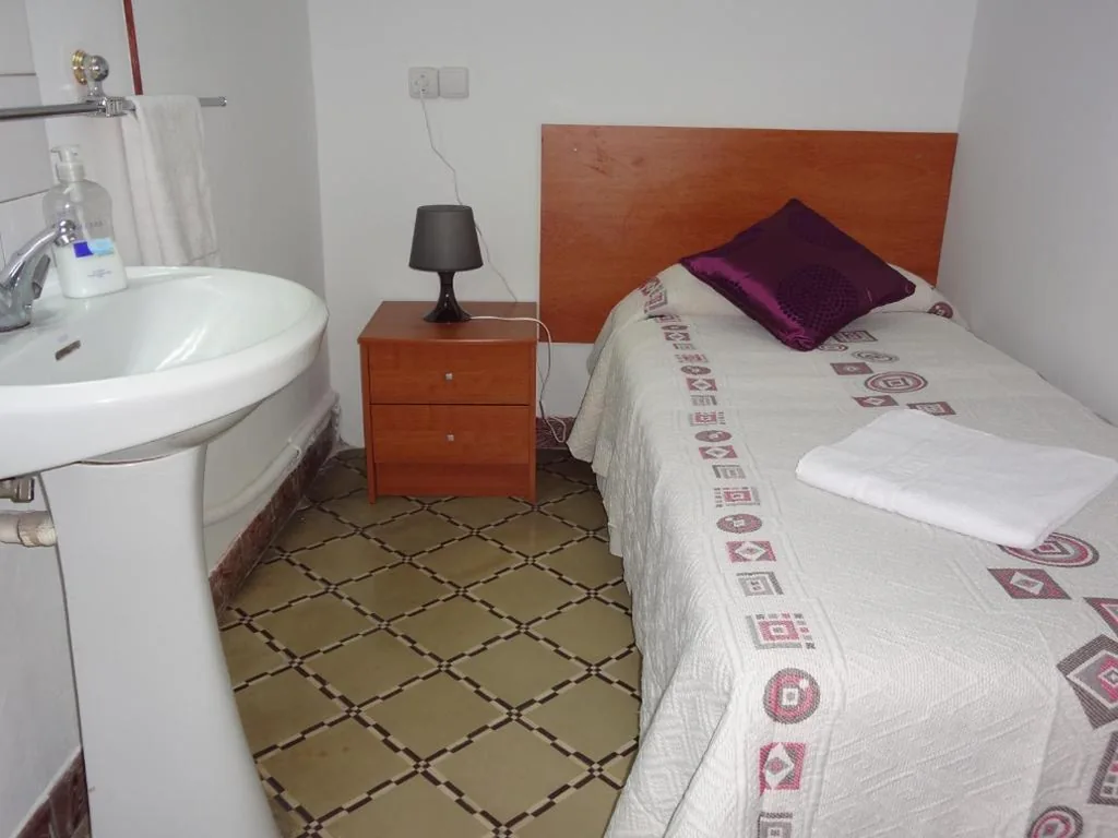 Habitación Individual con baño compartido — Hostal Sant Carlo