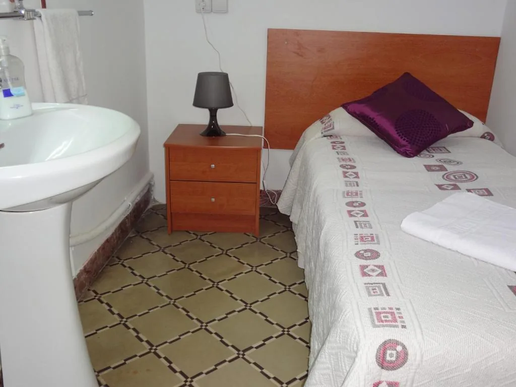 Habitación Individual con baño privado — Hostal Sant Carlo