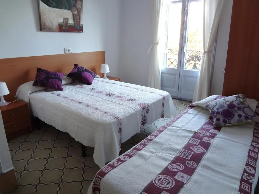 Habitación Triple con baño privado — Hostal Sant Carlo