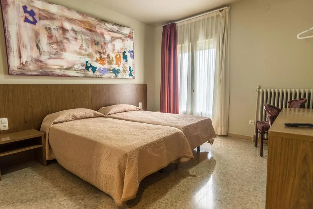 Habitación Doble con baño privado — Hostal Sant Miquel