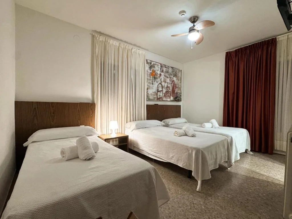 Habitación Triple con baño privado — Hostal Sant Miquel