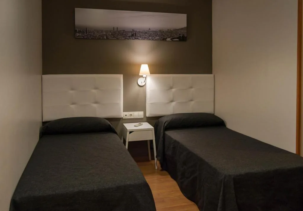 Habitación Doble Estándar con sofá — Hostal Sant Pau