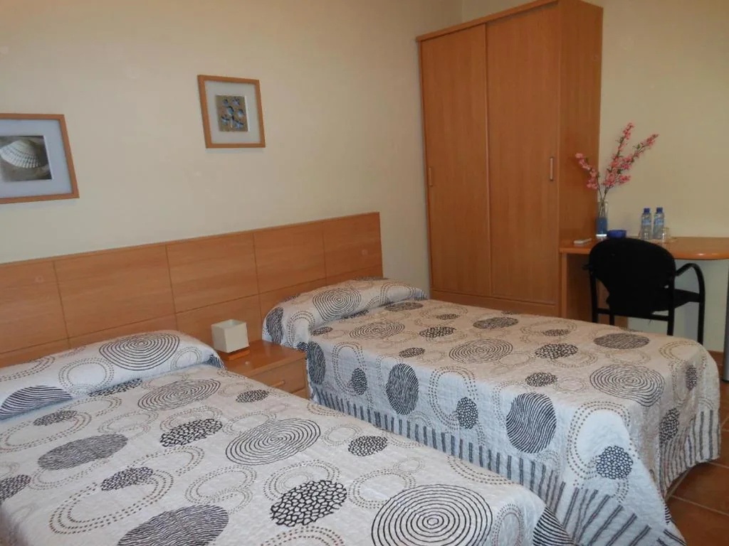 マウンテンビュー・スタンダードダブルルーム - シングルベッド2台 — Hostal Sant Roc