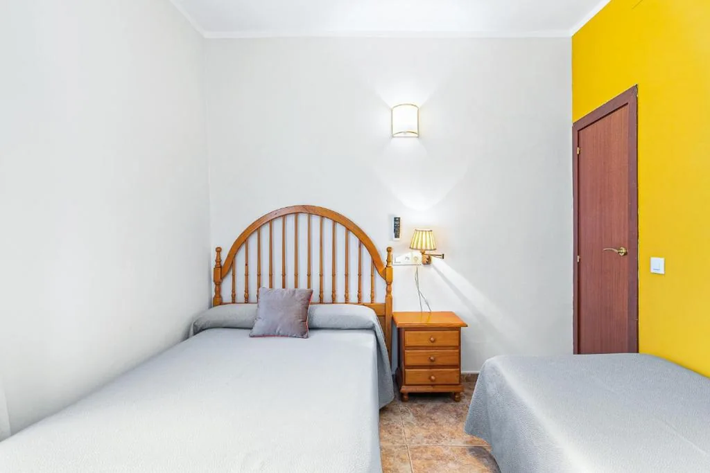Habitación Triple con baño privado — Hostal Santa Ana