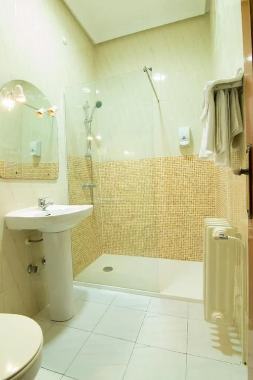 Habitación Triple — Hostal Santa Ana