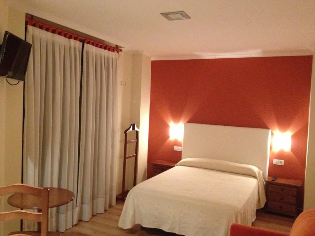 Deluxe Double Room with Balcony — Hostal Santa Baia