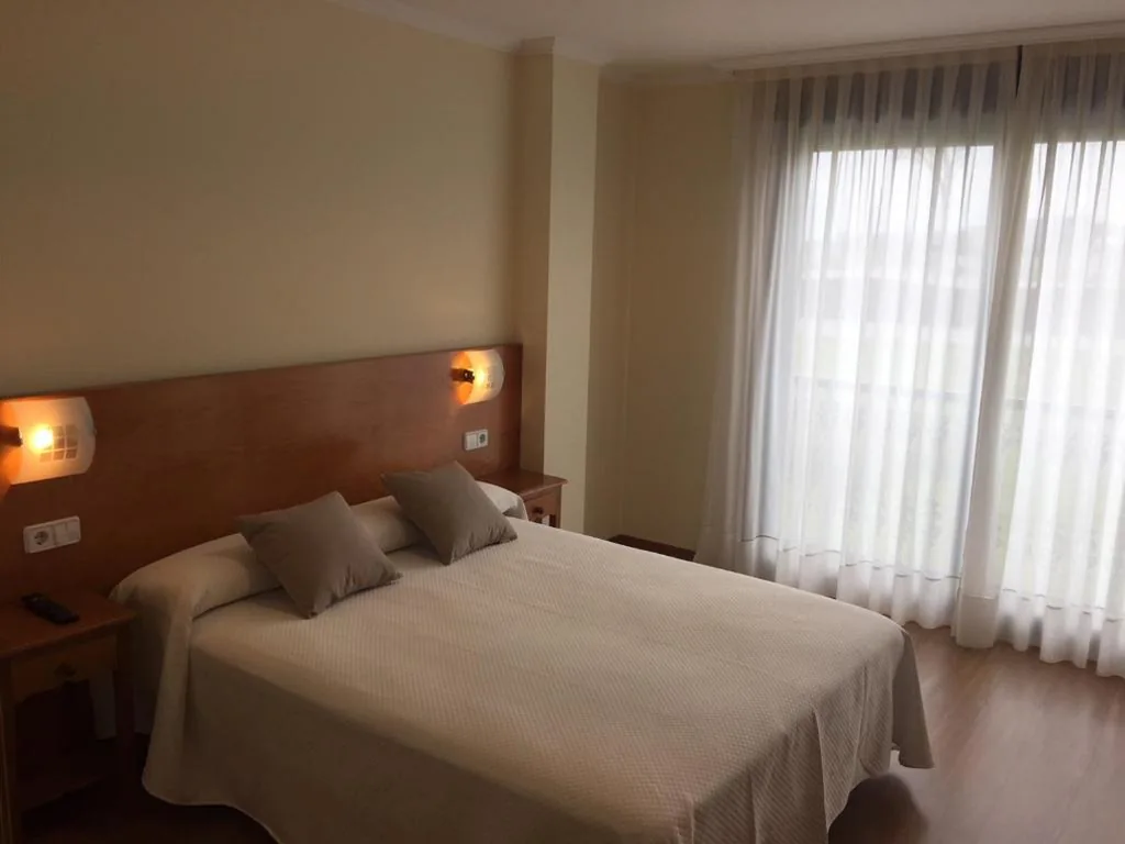 Deluxe Double Room with Balcony — Hostal Santa Baia