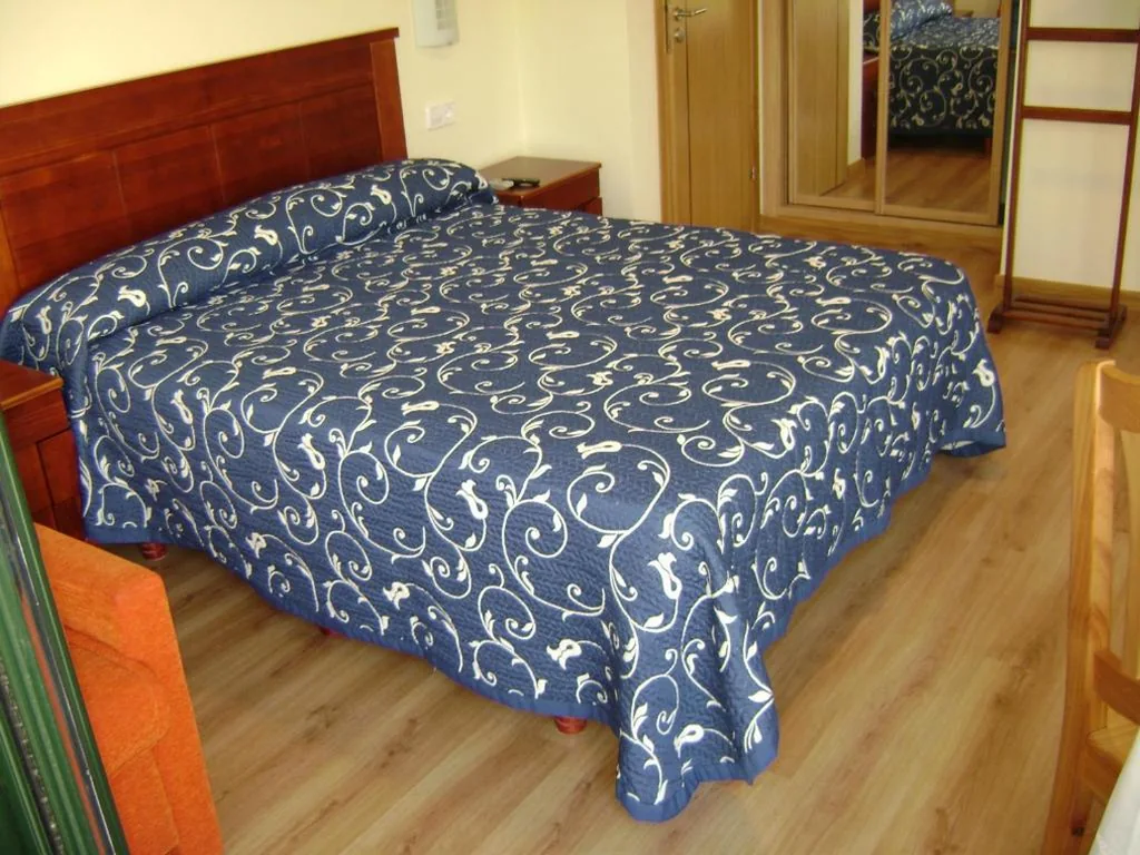 Deluxe Double Room with Balcony — Hostal Santa Baia