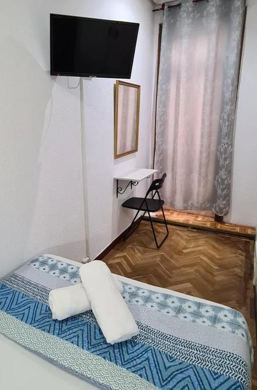 Camera Doppia Basic — Hostal Santa Barbara