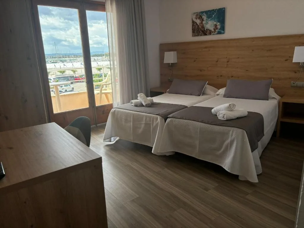 バルコニー付きダブルルーム - ベッド1台または2台 — Hostal Santa Clara
