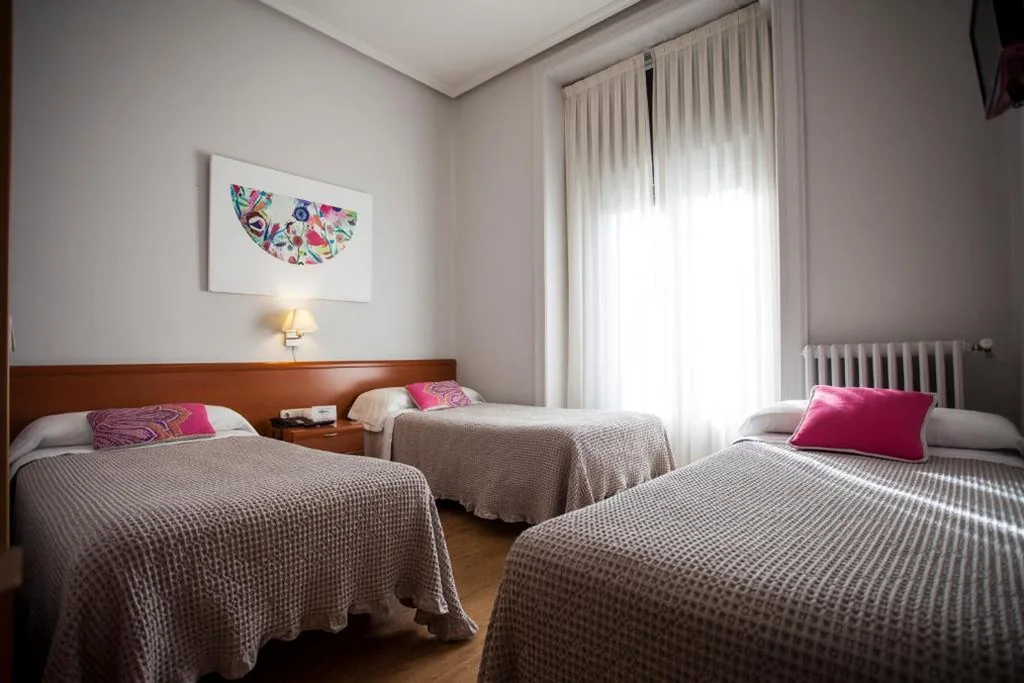 Habitación Doble con cama supletoria — Hostal Santa Cruz