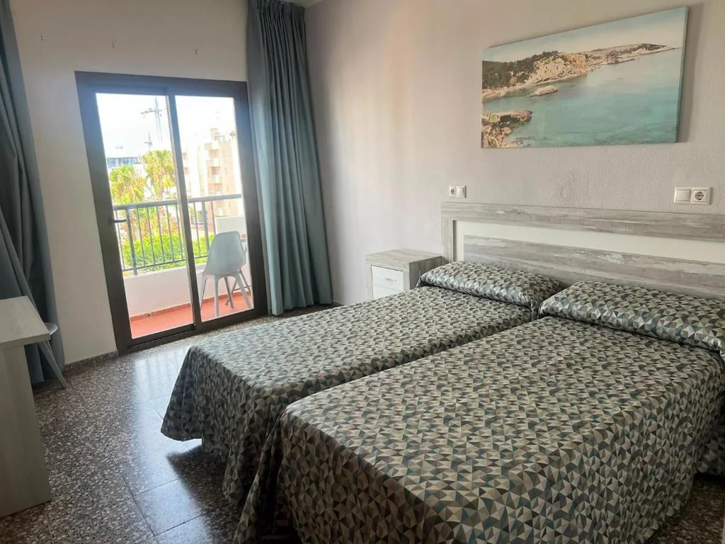 Standard-Doppelzimmer mit Balkon – 1 oder 2 Betten — Hostal Santa Eulalia