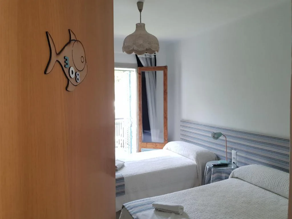 双人间 - 带露台和2张床 — Hostal Santa Gemma