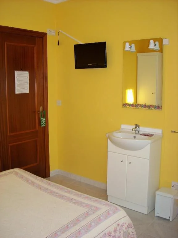 Camera doppia con servizio igienico in comune — Hostal Santa Marta Playa
