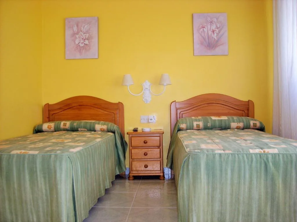 Camera doppia con vasca - 2 letti — Hostal Santa Marta Playa