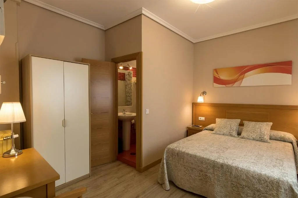 Doppelzimmer zur Einzelnutzung mit eigenem Bad — Hostal Santillan
