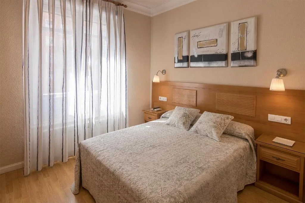 Superior-Doppelzimmer mit Blick auf die Gran Vía — Hostal Santillan