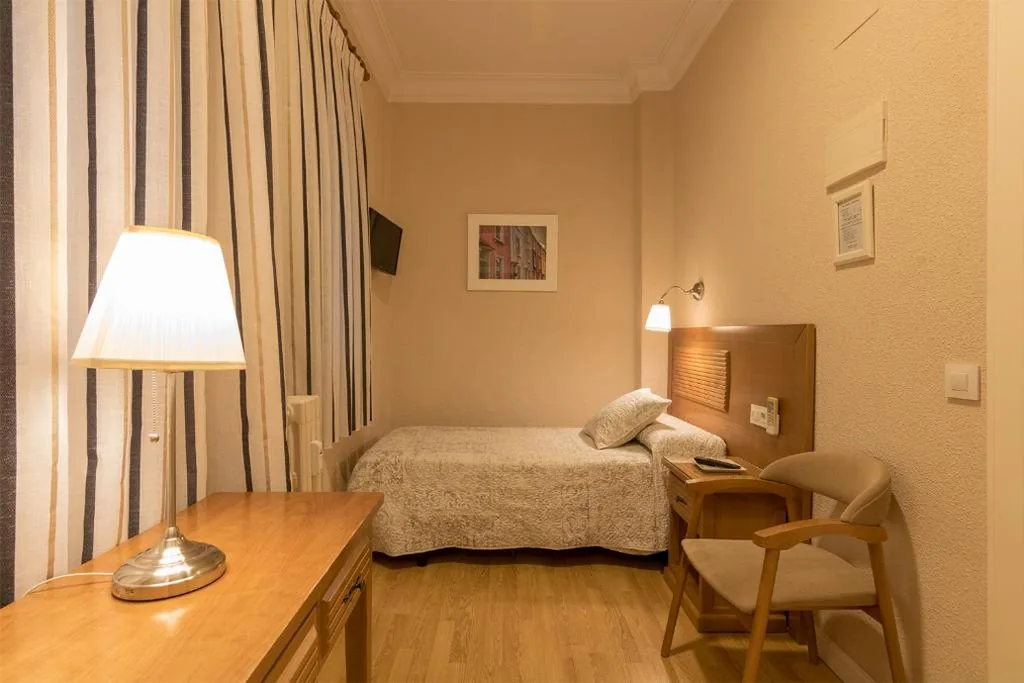 Einzelzimmer mit eigenem Bad — Hostal Santillan