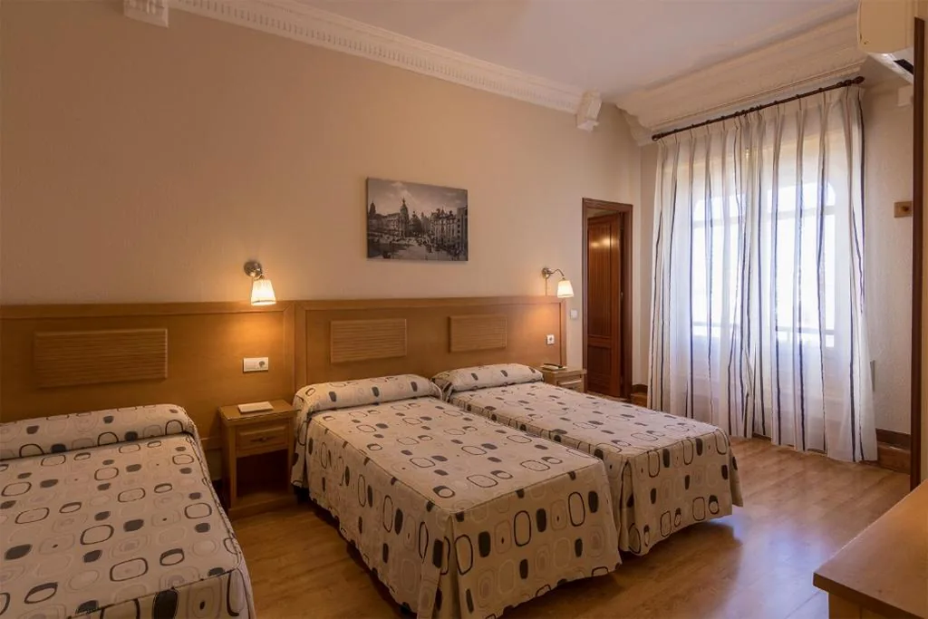 Dreibettzimmer mit eigenem Bad — Hostal Santillan