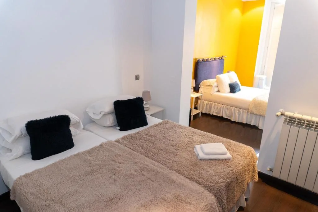 Quarto Quádruplo - vista para o jardim — Hostal Santo Domingo