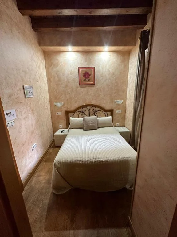 Budget tweepersoonskamer — Hostal segovia adults only