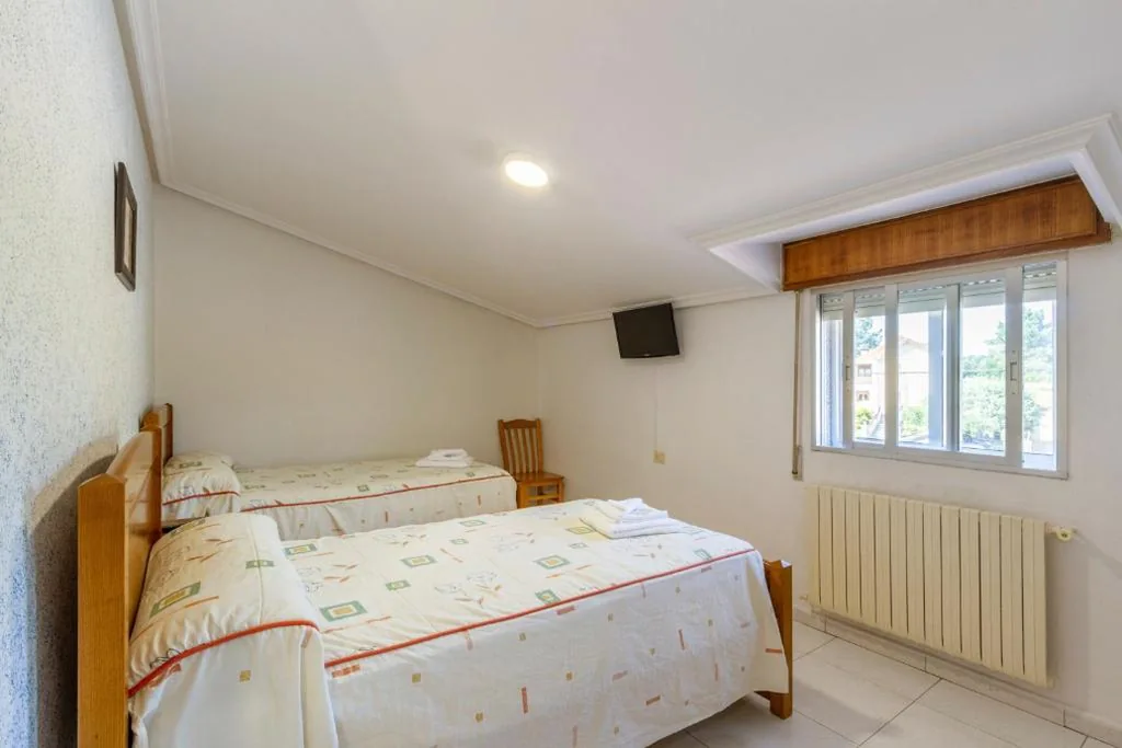 Basic Driepersoonskamer — Hostal Sequeiros
