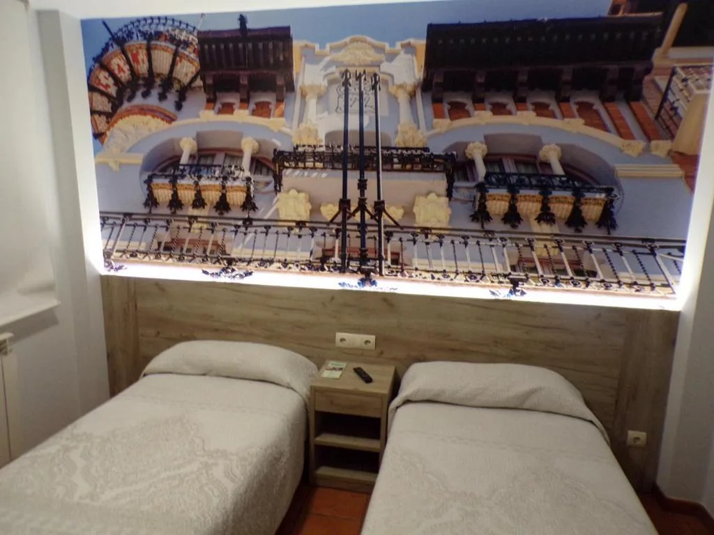 Habitación Doble con baño privado - 2 camas — Hostal Serruchi
