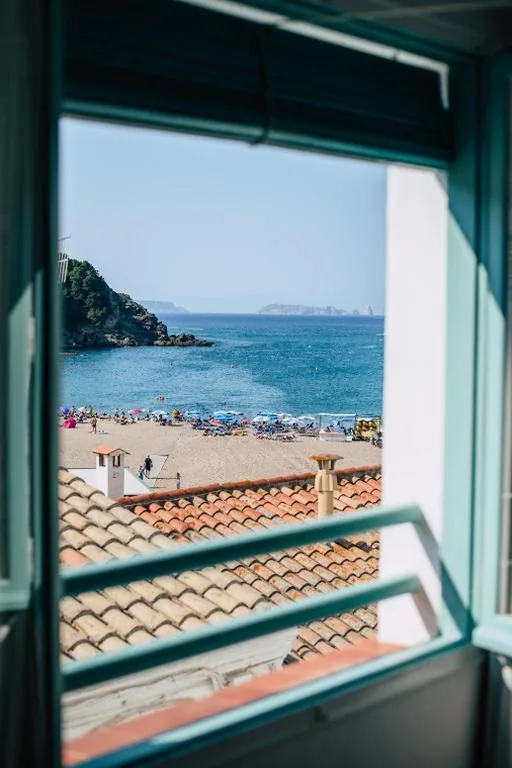 Tweepersoonskamer met uitzicht op zee — Hostal Ses Negres