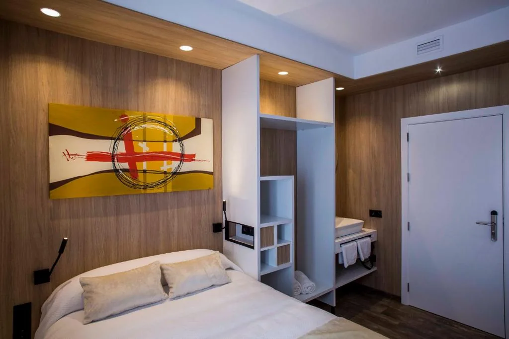 Zimmer mit Doppelbett und eigenem Bad — Hostal Sevilla Santa Justa - Adults only