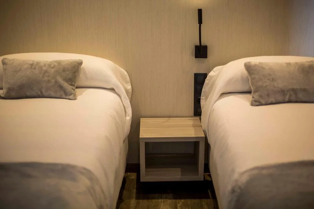 Doppelzimmer mit eigenem Bad – 2 Betten — Hostal Sevilla Santa Justa - Adults only