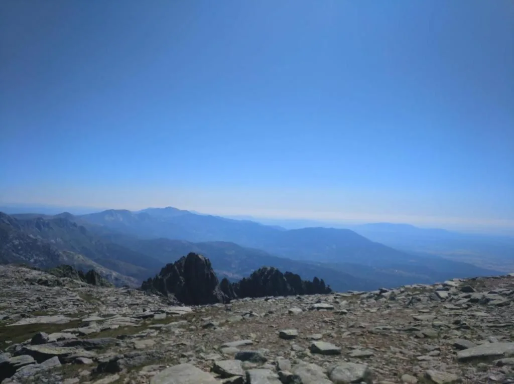 山の景色を望むトリプルルーム — Hostal Sierra de Gredos