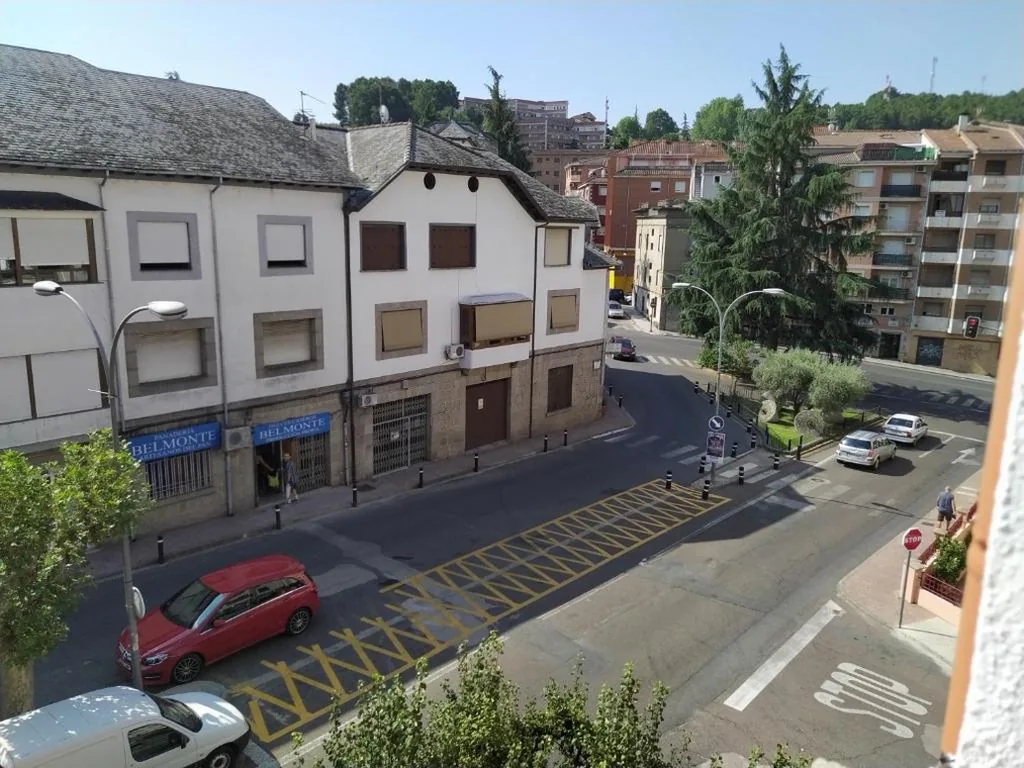 庭園の景色を望むトリプルルーム — Hostal Sierra de Gredos