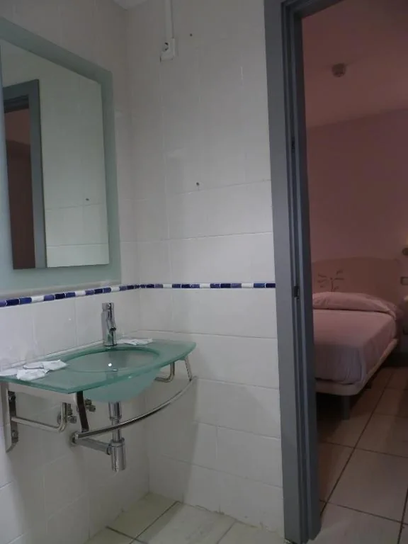 Chambre triple (3 adultes) — Hostal Sierra