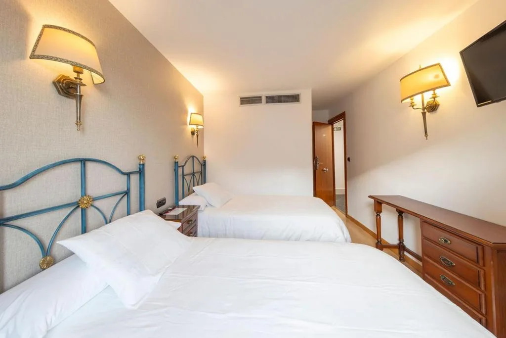 Quarto Duplo - 2 camas — Hostal SIN RECEP24H Puerta de la Villa - Pet friendly & Restaurante