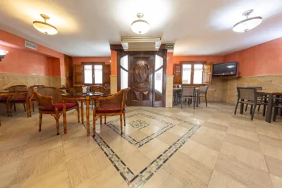 Hostal SIN RECEP24H Puerta de la Villa - Pet friendly & Restaurante — foto 4