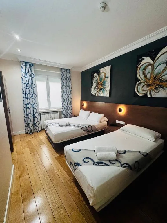 Camera doppia con 2 letti — Hostal Sol Square Madrid