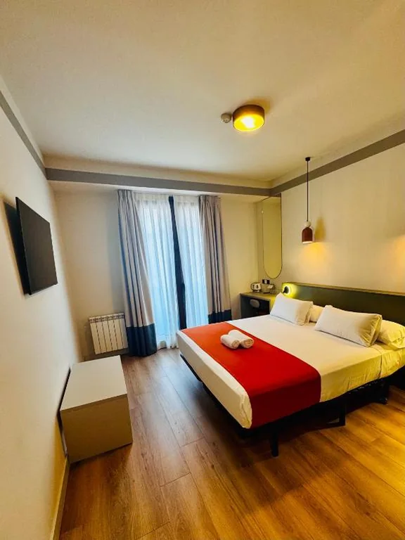 Camera doppia con balcone — Hostal Sol Square Madrid