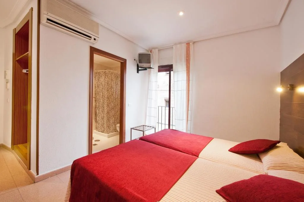 Chambre double avec 2 lits — Hostal Sol