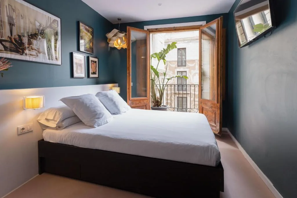 Quarto duplo com varanda e casa de banho privada — Hostal Sol y K