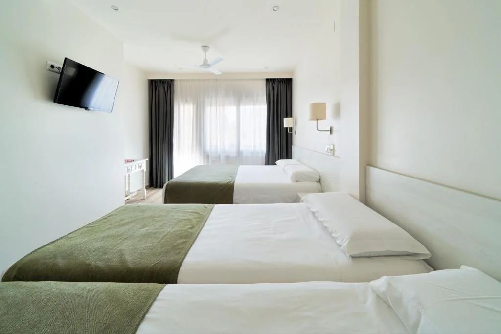 Habitación Cuádruple con terraza — Hostal Sol y Miel